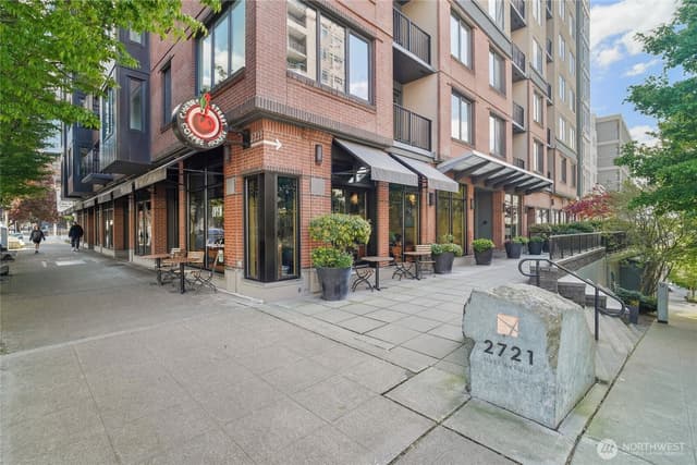 Property photo for 2721 1st Avenue #906, Seattle photo 3