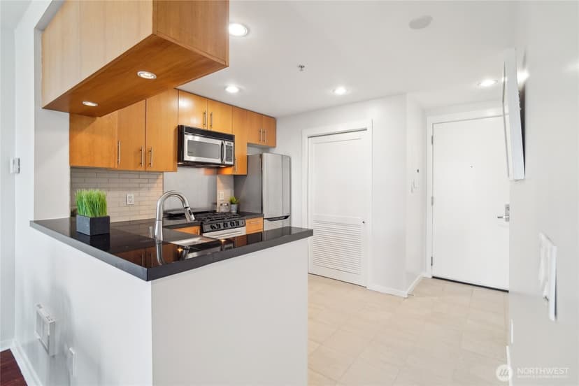 Property photo for 2721 1st Avenue #906, Seattle photo 14