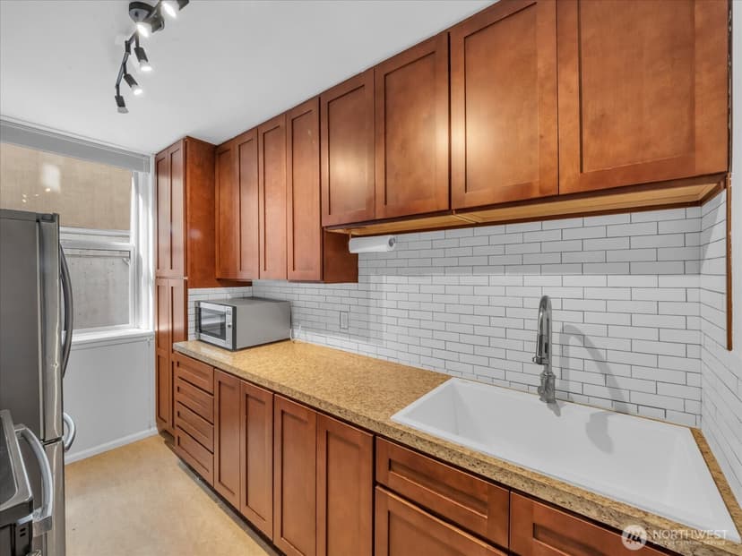 Property photo for 7 Harrison Street #17, Seattle photo 8