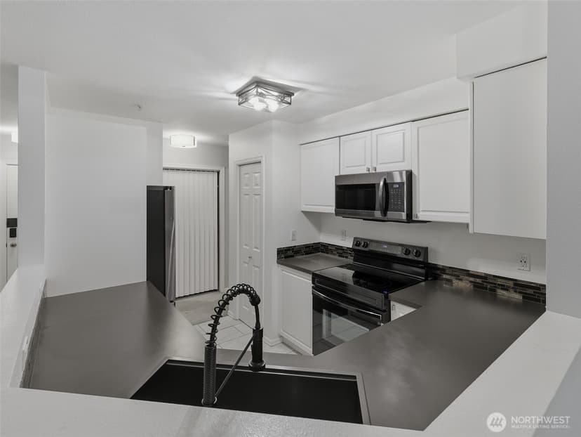 Property photo for 18501 SE Newport Way #H136, Issaquah photo 11