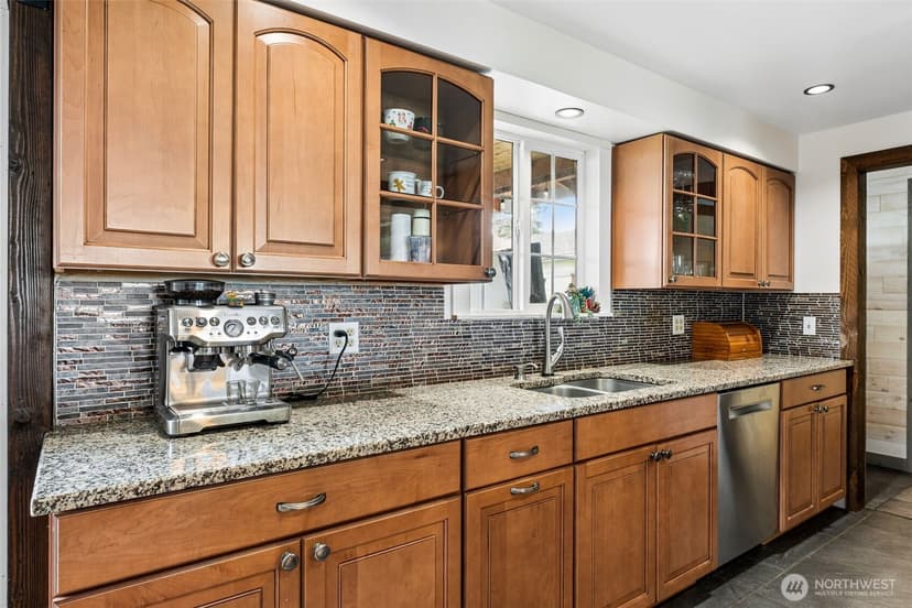 Property photo for 10402 Douglas Drive SW, Lakewood photo 9