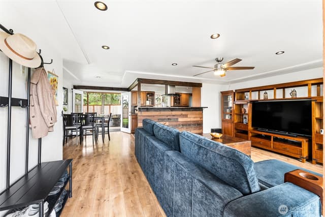 Property photo for 10402 Douglas Drive SW, Lakewood photo 4