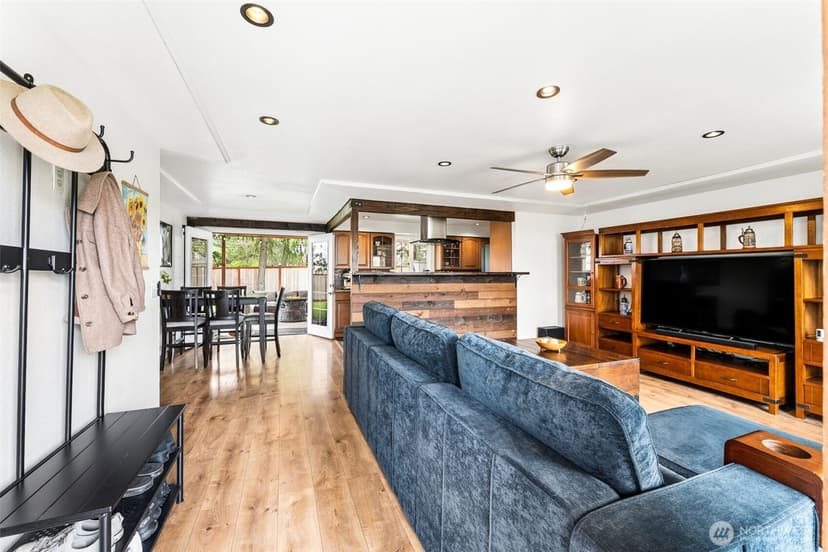 Property photo for 10402 Douglas Drive SW, Lakewood photo 4