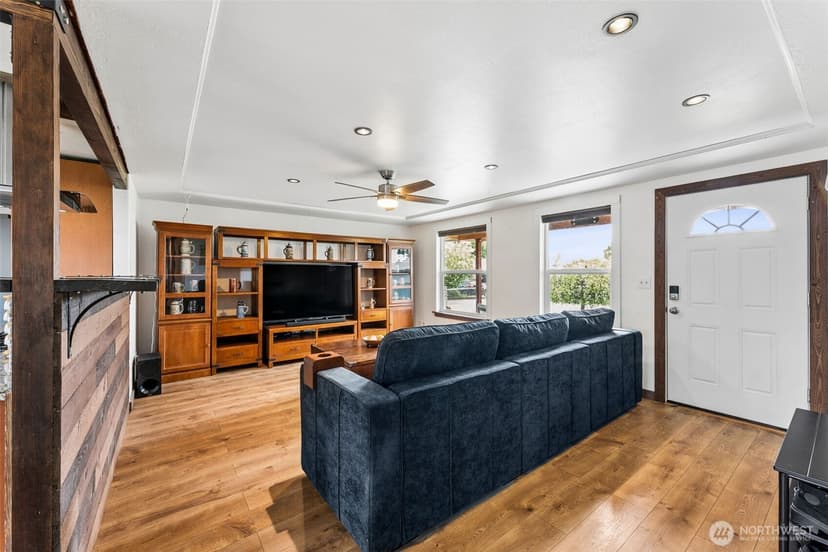 Property photo for 10402 Douglas Drive SW, Lakewood photo 6