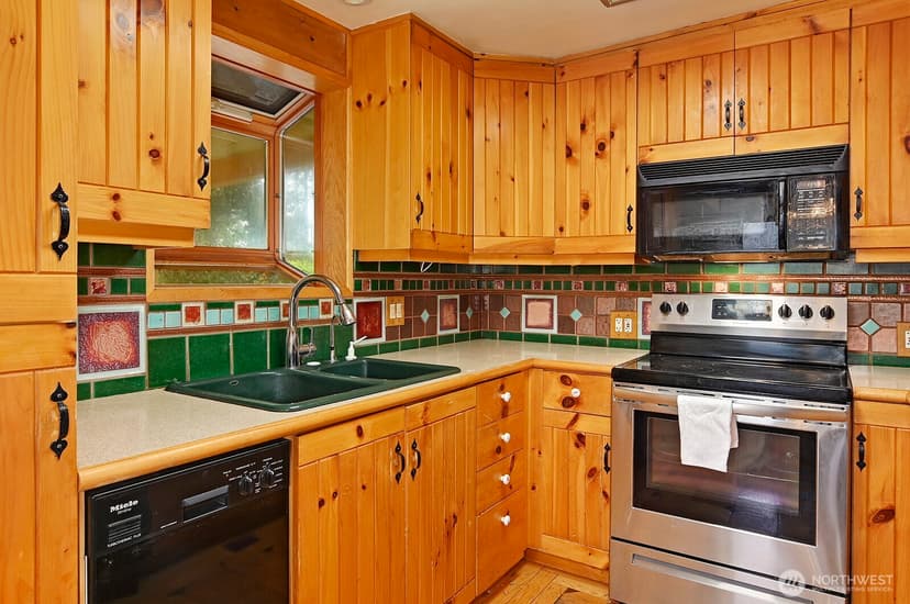 Property photo for 14019 36th Avenue NE, Seattle photo 6