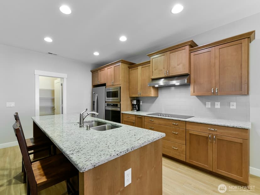 Property photo for 12825 Lakeholme Road SW, Lakewood photo 7