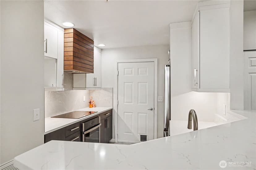 Property photo for 2160 Newport Way NW #6-1, Issaquah photo 12