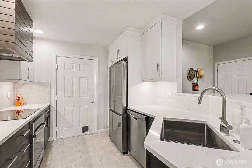 Property photo for 2160 Newport Way NW #6-1, Issaquah photo 11