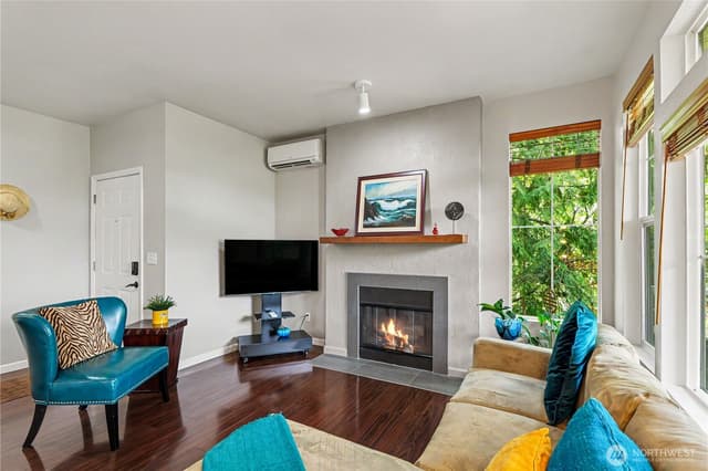 Property photo for 2160 Newport Way NW #6-1, Issaquah photo 5