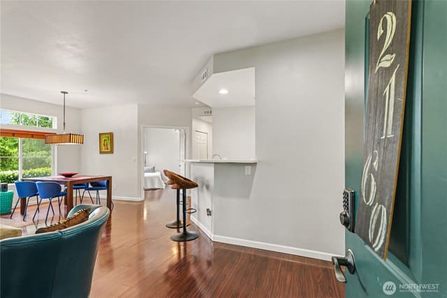 Property photo for 2160 Newport Way NW #6-1, Issaquah photo 4