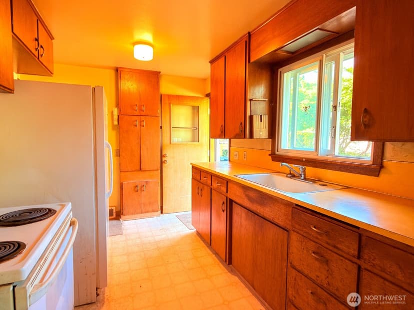 Property photo for 638 S 160th Street, Burien photo 12