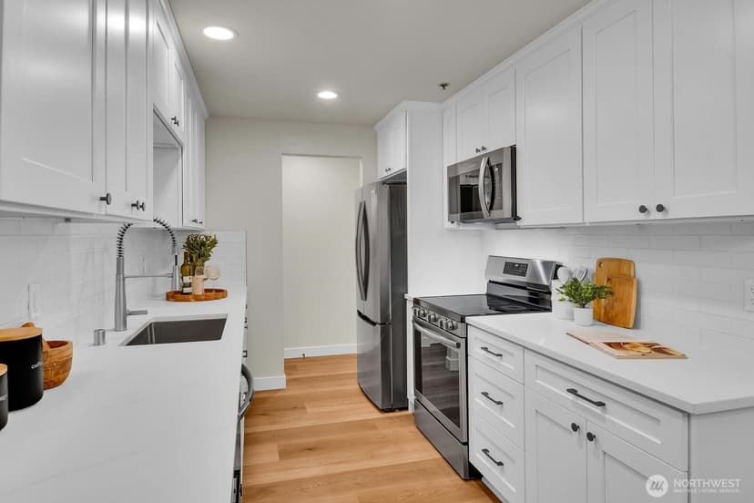 Property photo for 18523 68th Avenue NE #204, Kenmore photo 8