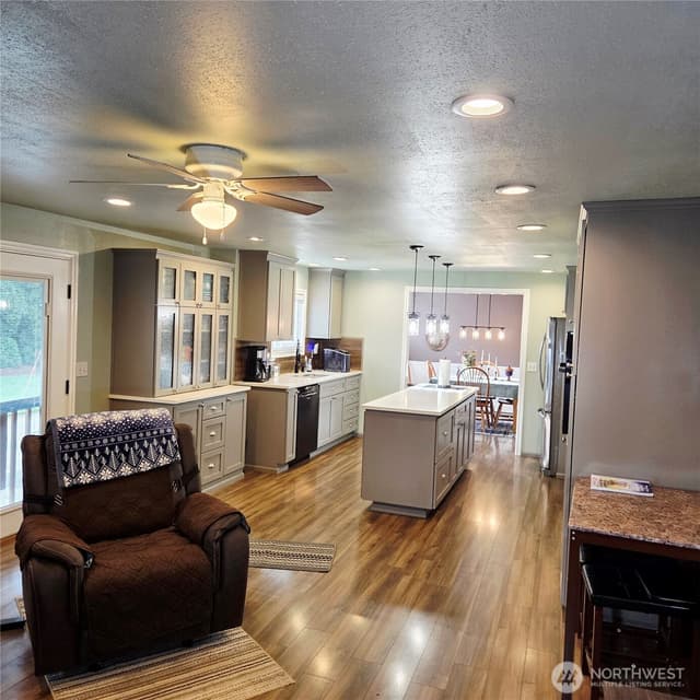 Property photo for 6919 90th Street E, Puyallup photo 4
