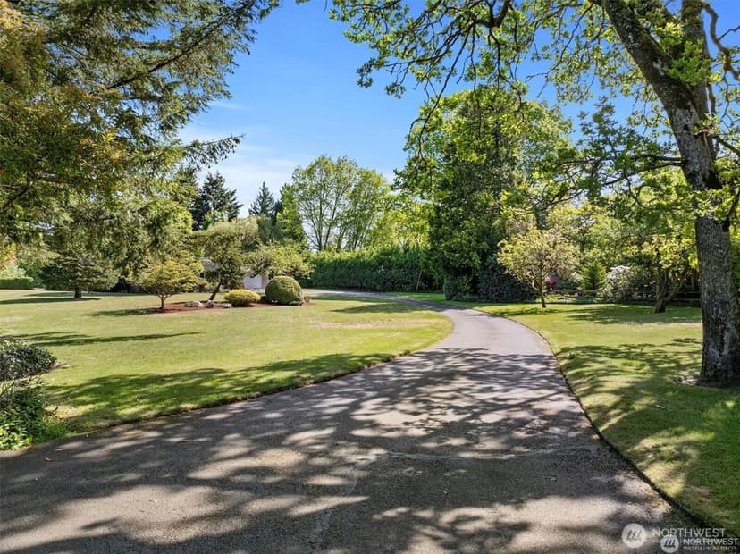 Property photo for 11411 Clovercrest Drive SW, Lakewood photo 3