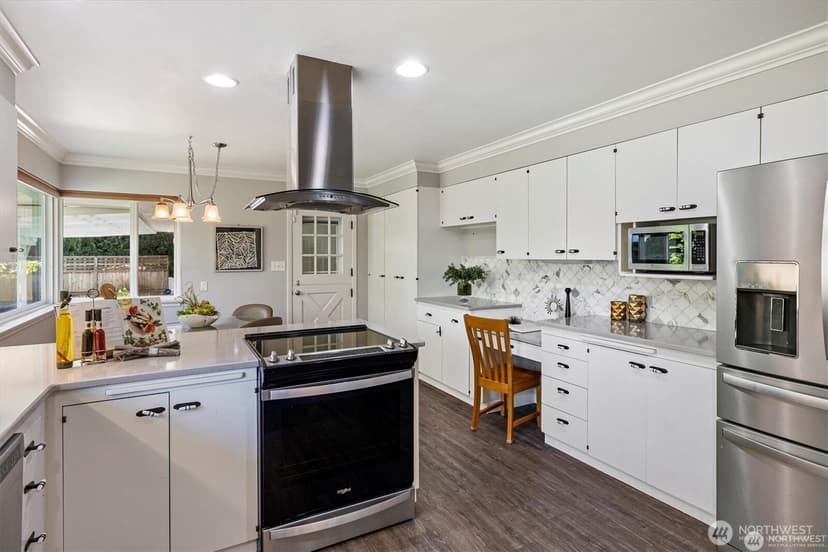 Property photo for 11411 Clovercrest Drive SW, Lakewood photo 6