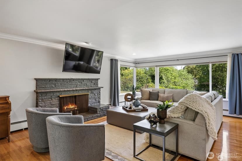 Property photo for 11411 Clovercrest Drive SW, Lakewood photo 8