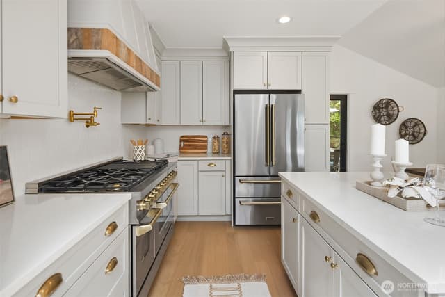 Property photo for 1014 4th Avenue N, Seattle photo 5