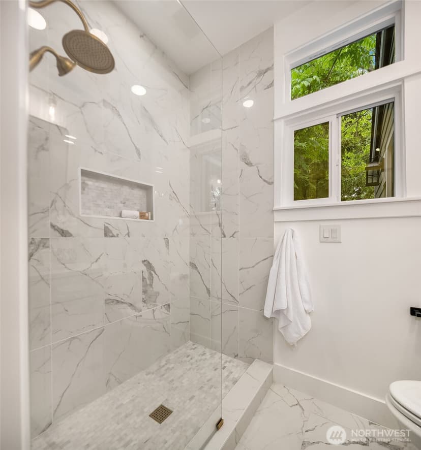 Property photo for 1014 4th Avenue N, Seattle photo 17