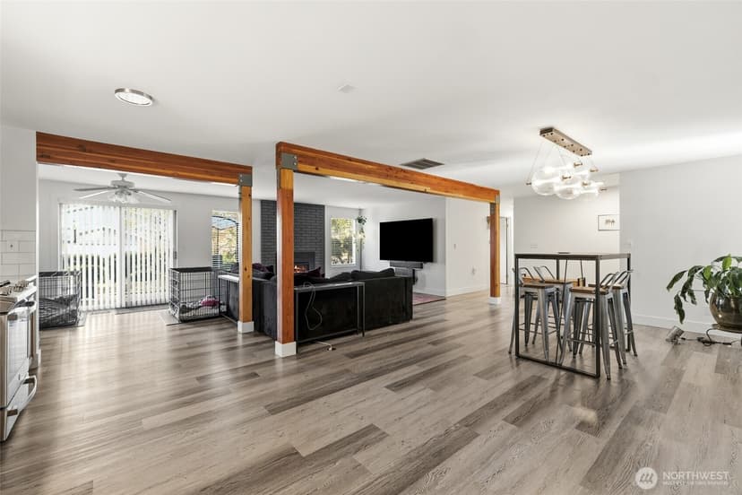Property photo for 18320 Corliss Avenue N, Shoreline photo 8