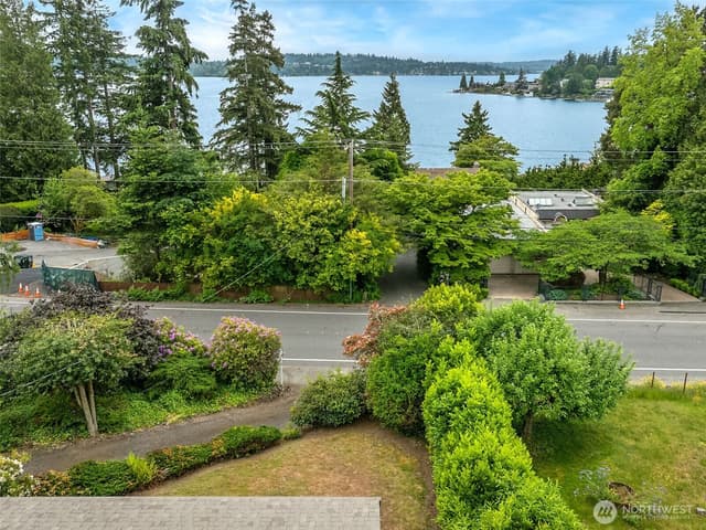 Property photo for 9510 Lake Washington Boulevard NE, Bellevue photo 3