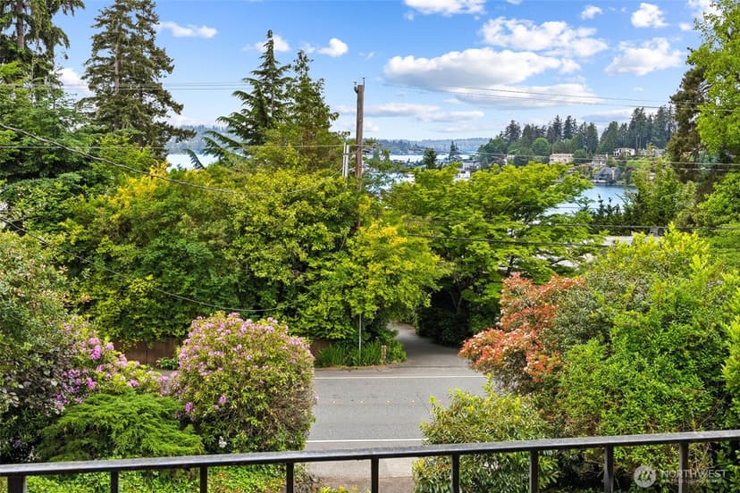 Property photo for 9510 Lake Washington Boulevard NE, Bellevue photo 8