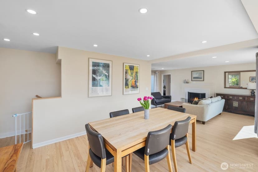Property photo for 4531 Stanford Avenue NE, Seattle photo 8