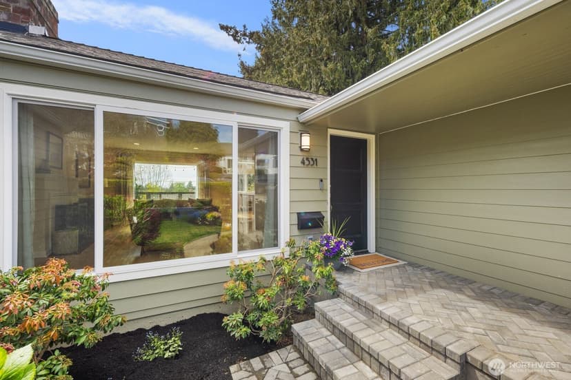 Property photo for 4531 Stanford Avenue NE, Seattle photo 2