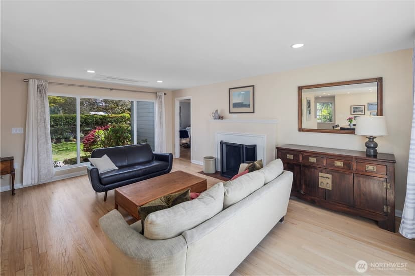 Property photo for 4531 Stanford Avenue NE, Seattle photo 4
