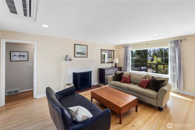 Property photo for 4531 Stanford Avenue NE, Seattle photo 5