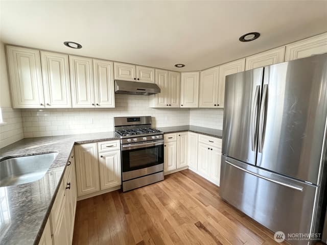 Property photo for 1836 NE 16th Street, Renton photo 3