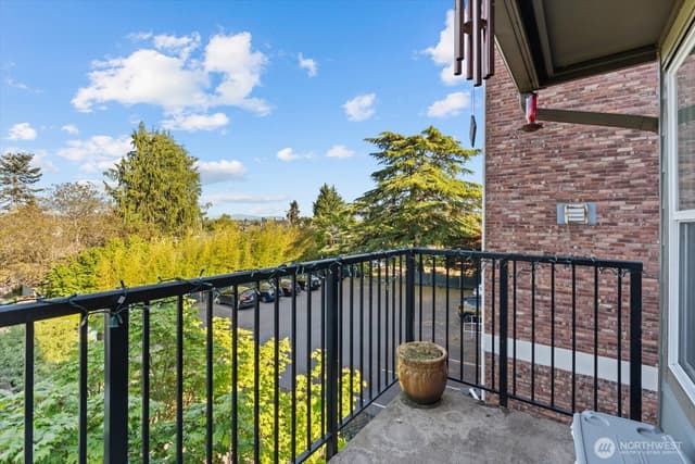 Property photo for 7814 Greenwood Avenue N #205, Seattle photo 4