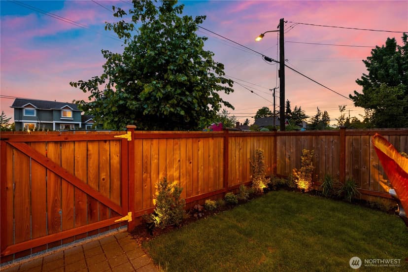 Property photo for 12002 Greenwood Avenue N, Seattle photo 4