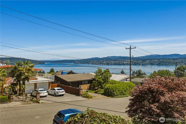 Property photo for 7811 S 112th Street, Seattle photo 4