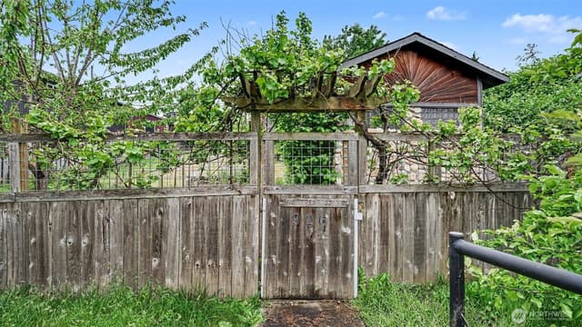 Property photo for 926 E Marine View Drive, Everett photo 2