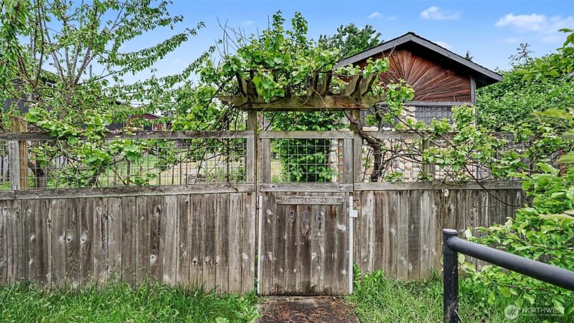Property photo for 926 E Marine View Drive, Everett photo 2