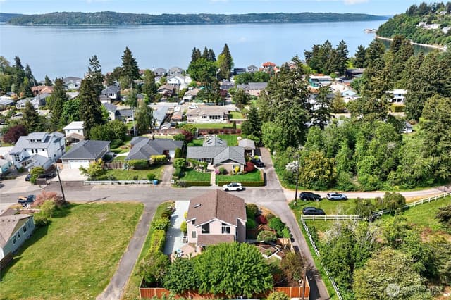 Property photo for 516 Wana Wana Place NE, Tacoma photo 3