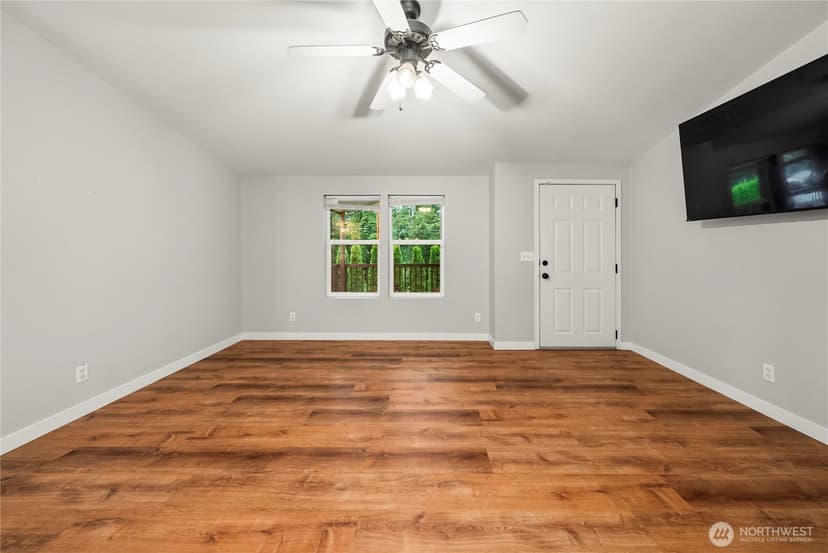 Property photo for 11814 4th Street E, Edgewood photo 10