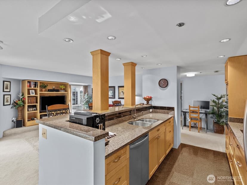 Property photo for 121 Vine Street #601, Seattle photo 2
