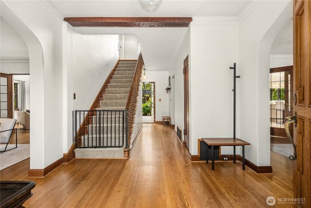 Property photo for 1105 Shenandoah Drive E, Seattle photo 3