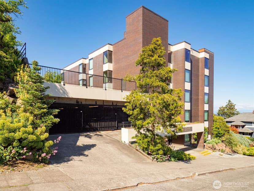 Property photo for 1605 5th Avenue N #302, Seattle photo 3