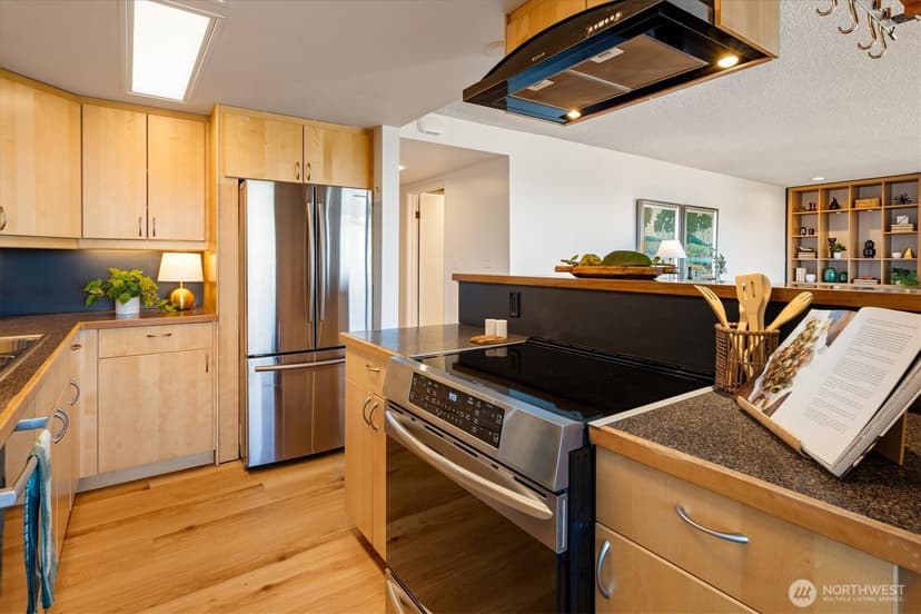 Property photo for 1605 5th Avenue N #302, Seattle photo 9