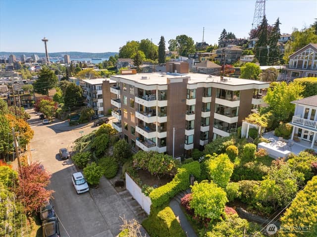 Property photo for 1605 5th Avenue N #302, Seattle photo 2