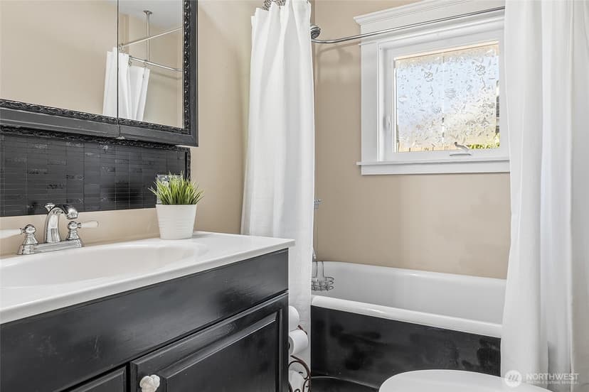 Property photo for 1528 1st Avenue W, Seattle photo 18