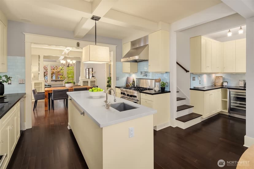 Property photo for 4018 2nd Avenue NE, Seattle photo 17
