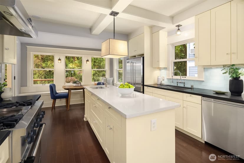 Property photo for 4018 2nd Avenue NE, Seattle photo 11