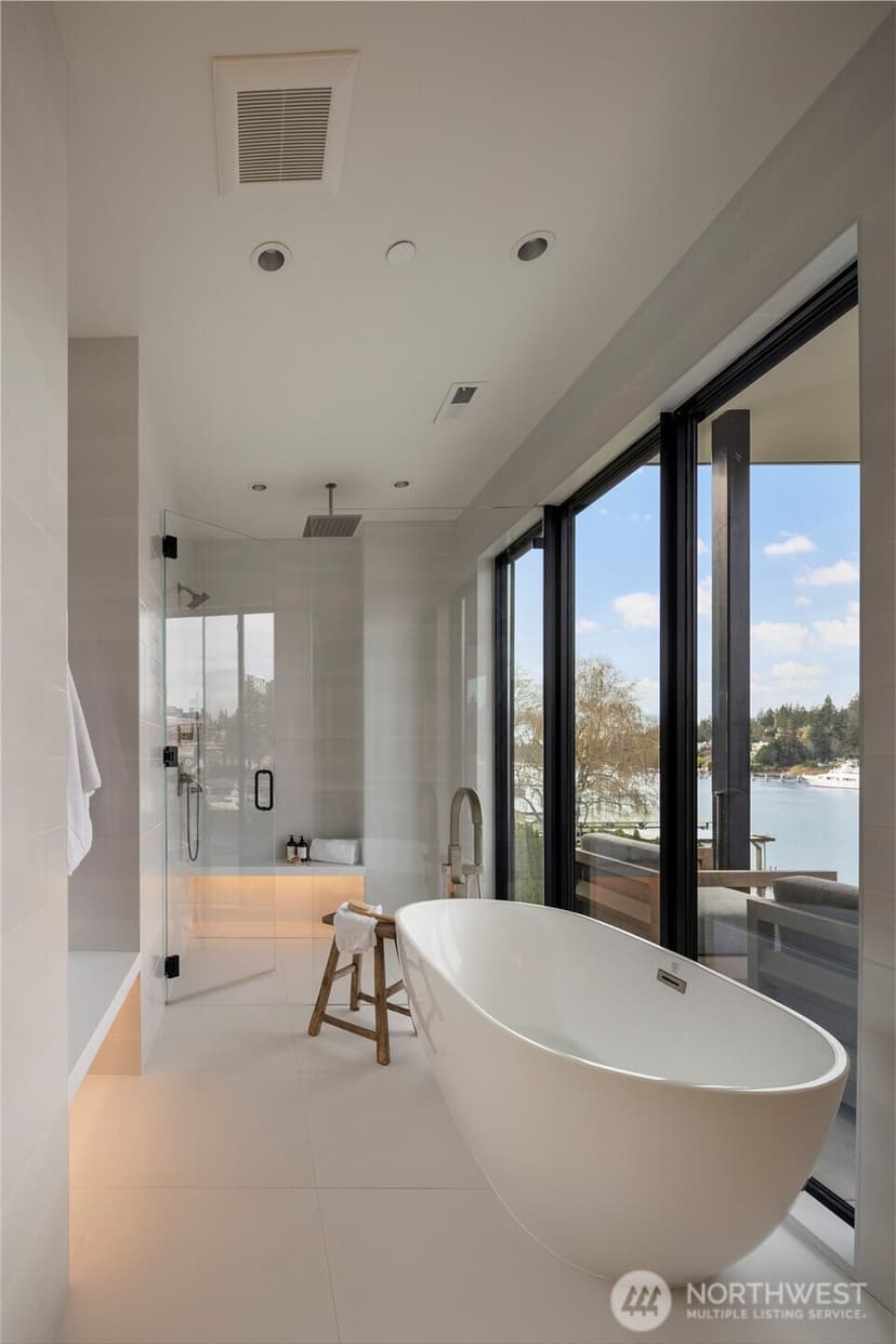 Property photo for 9810 SE Shoreland Drive, Bellevue photo 24