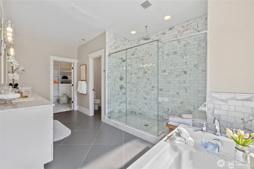 Property photo for 10610 NE 28th Street, Bellevue photo 17