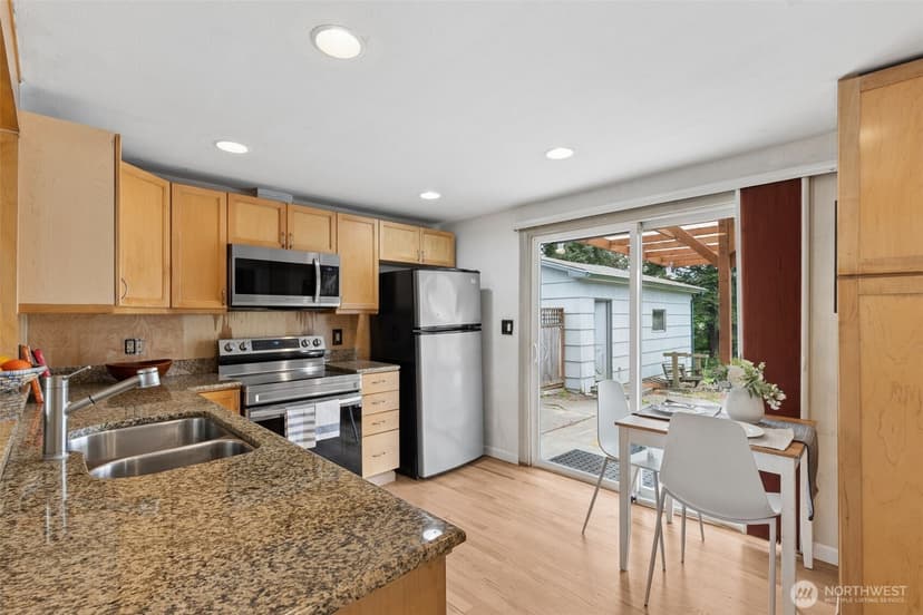 Property photo for 15729 Midvale Avenue N, Shoreline photo 4