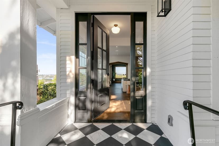 Property photo for 1303 E Lynn Street, Seattle photo 4