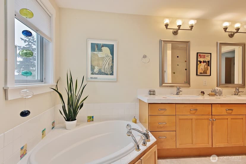 Property photo for 301 Noblecliff Place, Langley photo 22